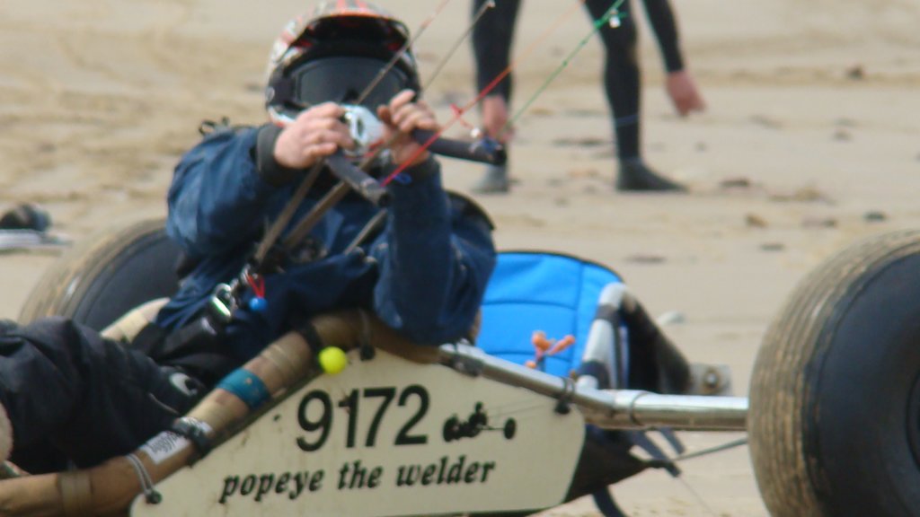 buggybagsracekitesrhosilli0408132.jpg
