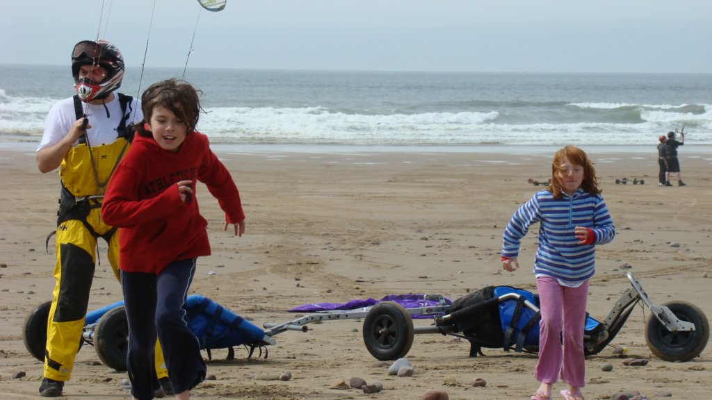 buggybagsracekitesrhosilli040825.jpg