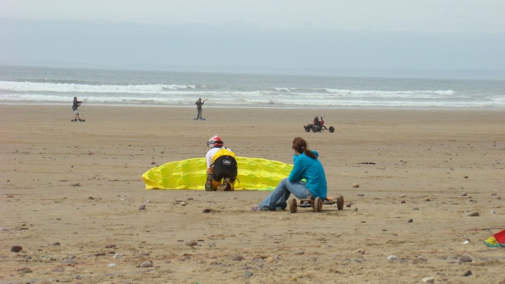 buggybagsracekitesrhosilli040827.jpg